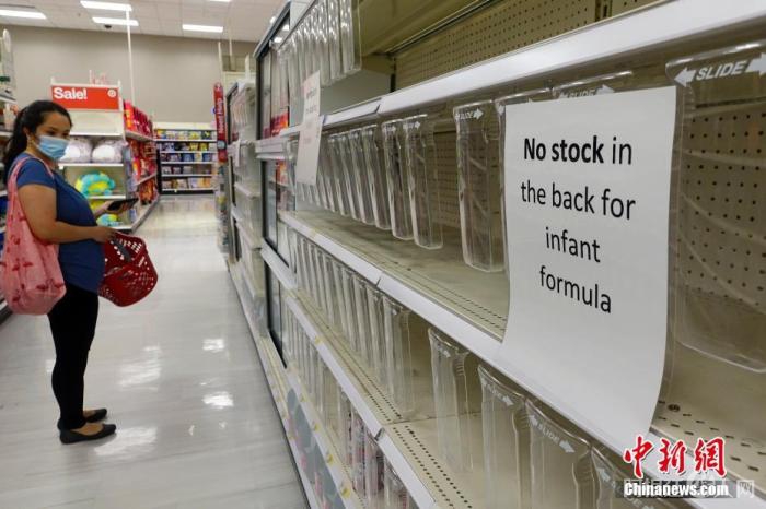 资料图：当地时间5月23日，美国纽约一家大型超市空置的货架上贴着“婴幼儿配方奶粉无库存”告知单。22日，因全美婴幼儿配方奶粉持续短缺，纽约市市长埃里克·亚当斯宣布该市进入紧急状态，纽约市有关部门将依法严厉打击哄抬婴幼儿配方奶粉价格行为。 中新社记者 廖攀 摄