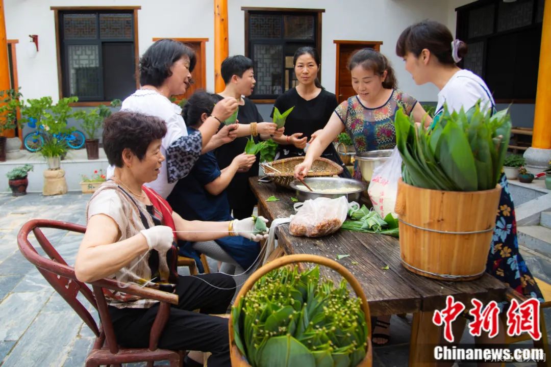 民众端午包粽子。中新社发 汨罗市委宣传部 供图 民众端午包粽子。中新社发 汨罗市委宣传部 供图