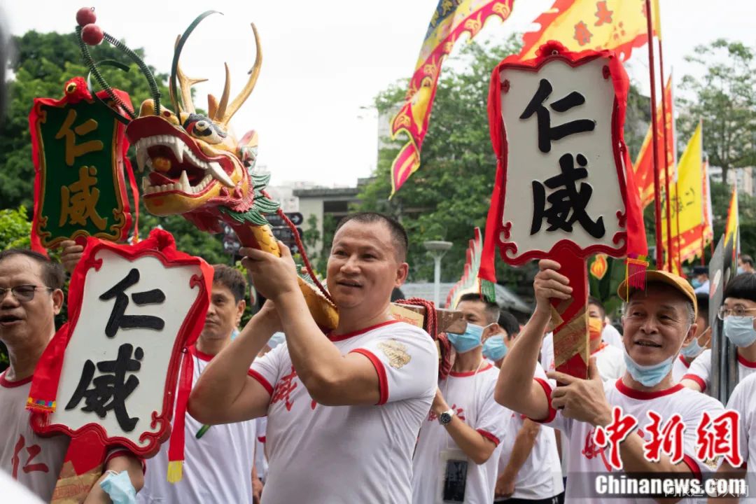 端午“起龙船”仪式。 中新社记者 陈楚红 摄 端午“起龙船”仪式。 中新社记者 陈楚红 摄