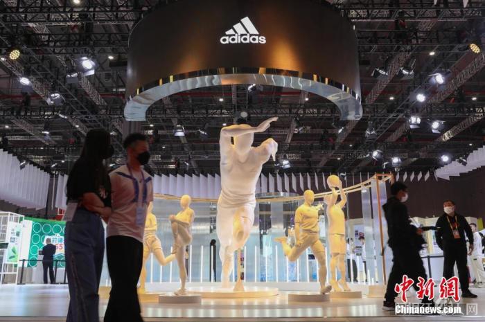 资料图:阿迪达斯亮相展会。 中新社记者 张亨伟 摄 资料图:阿迪达斯亮相展会。 中新社记者 张亨伟 摄