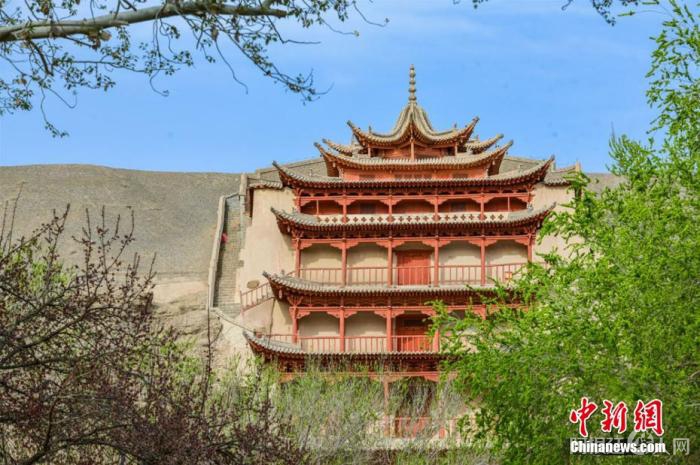 资料图：图为莫高窟九层楼外花红柳绿。 王斌银 摄