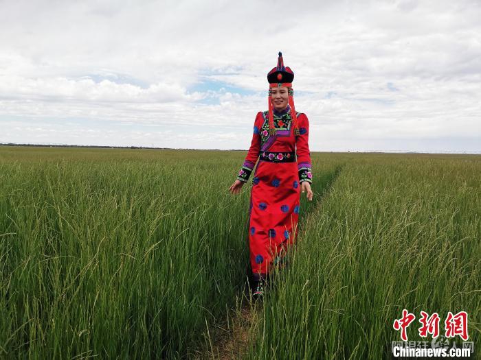 图为基地美景吸引游客拍照打卡。 吕志敏 摄 图为基地美景吸引游客拍照打卡。 吕志敏 摄