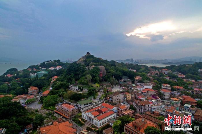 资料图：夕阳下的鼓浪屿。 王东明 摄