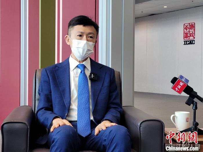 在香港回归25周年前夕，香港廉政专员白韫六在香港接受中新社记者专访时表示，香港市民有一个共同的核心价值，是支持香港成为廉洁社会，而且他们也认为，这对于香港未来的发展非常重要。图为白韫六接受中新社记者专访。 中新社记者 梁源 摄