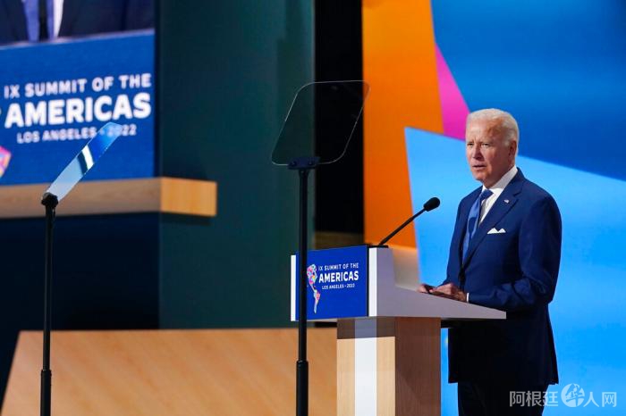 图为美国总统拜登在美洲峰会上发表讲话。