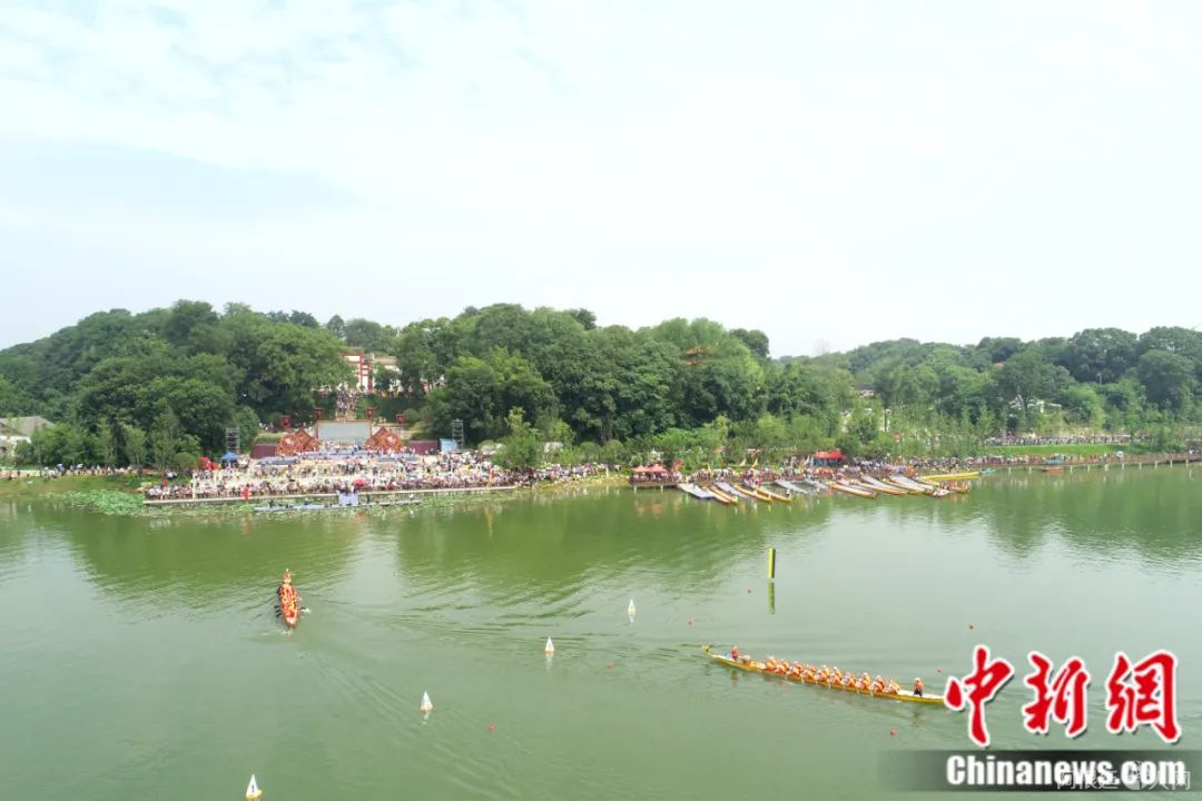 端午节汨罗江上划龙舟。中新社发 汨罗市委宣传部 供图 端午节汨罗江上划龙舟。中新社发 汨罗市委宣传部 供图