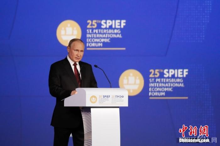 当地时间6月17日，俄总统普京在第25届圣彼得堡国际经济论坛全体会议上发表讲话。圣彼得堡国际经济论坛 供图