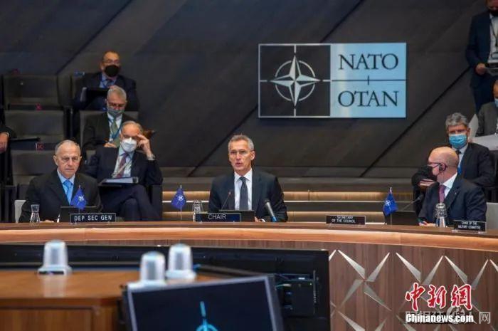资料图：北约秘书长斯托尔滕贝格(中)。中新社发 北约 供图