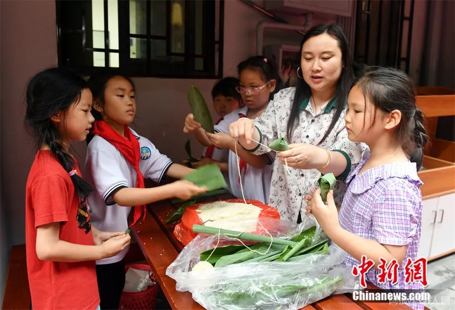 学包粽子。中新社发 王辉富 摄