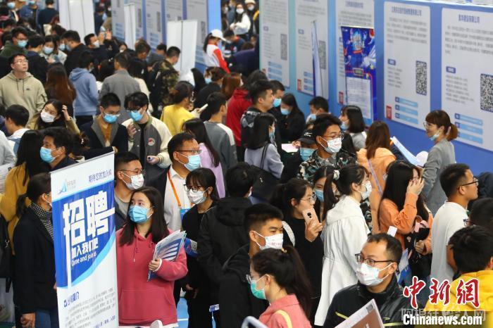 求职的学生。(资料图) 刘占昆 摄
