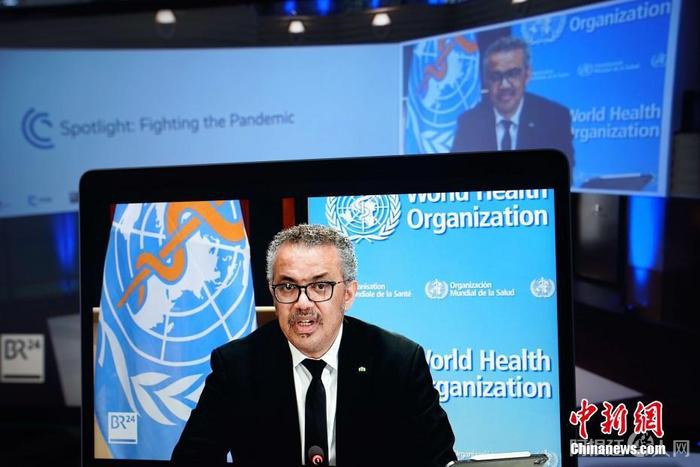 当地时间2月19日，一年一度的慕尼黑安全会议（慕安会）受新冠疫情影响，首次以线上方式举行。慕安会是全球高级决策者和学者就国际重大安全问题阐述立场、交换意见的重要平台。图为当天在柏林拍摄的世卫组织总干事谭德塞以视频连线方式出席会议的直播画面。
中新社记者 彭大伟 摄