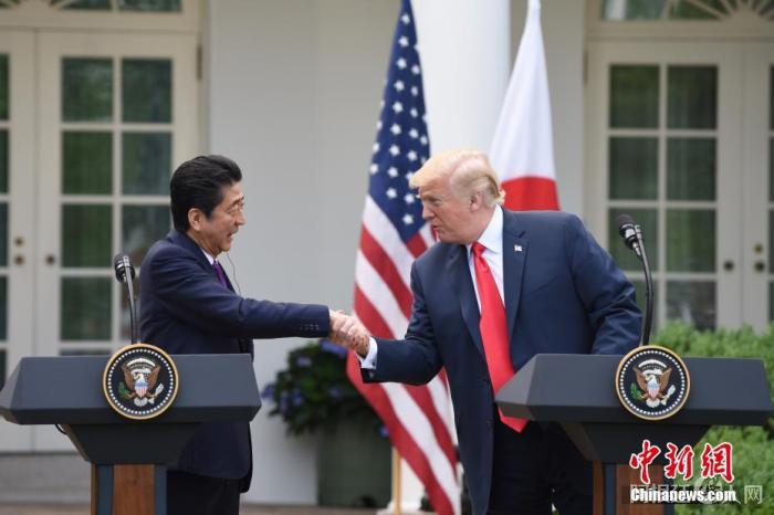 资料图：当地时间2018年6月7日，美国时任总统特朗普在白宫会见安倍晋三，二人出席联合记者会。中新社记者 刁海洋 摄