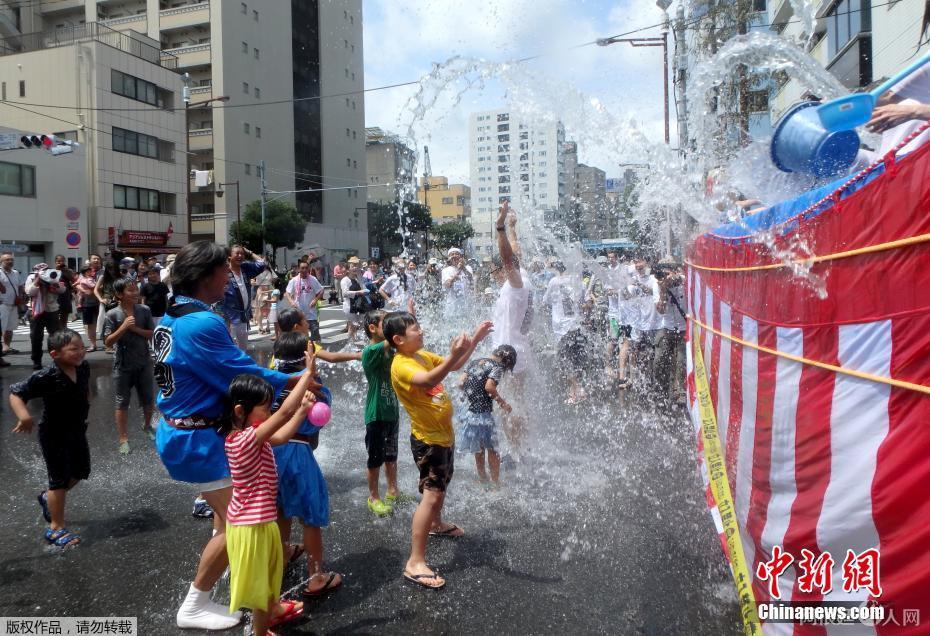资料图:日本深川八幡祭庆典 资料图:日本深川八幡祭庆典