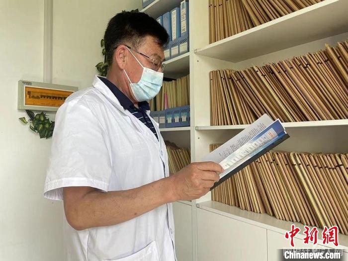 丁晓东在查看日志 苍雁 摄 丁晓东在查看日志 苍雁 摄