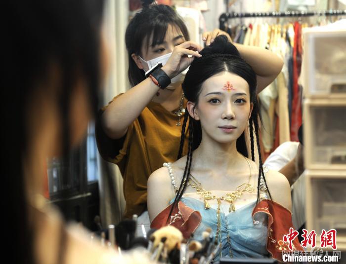 图为冯佳晨正在做古风发型。　高铖 摄