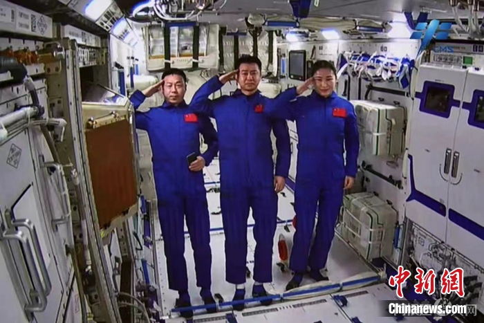 神舟十四号航天员乘组于2022年7月25日10时03分成功开启问天实验舱舱门,顺利进入问天实验舱。图片来源:中国载人航天工程办公室 神舟十四号航天员乘组于2022年7月25日10时03分成功开启问天实验舱舱门,顺利进入问天实验舱。图片来源:中国载人航天工程办公室