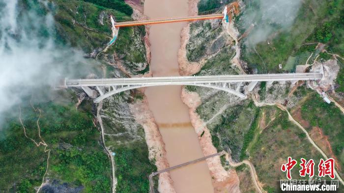图为大瑞铁路大理至保山段。 姚巍 摄 图为大瑞铁路大理至保山段。 姚巍 摄