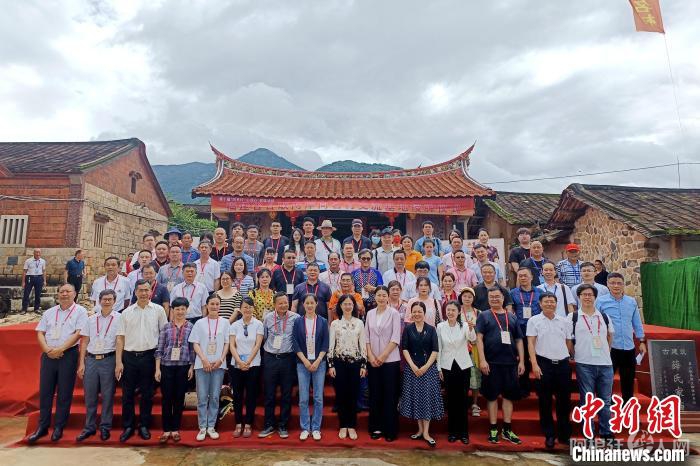 活动当天,来自全国部分省市台联会长、海峡两岸同名村代表、在大陆台胞、专家学者等近百人出席活动。 廖珍妹 摄 活动当天,来自全国部分省市台联会长、海峡两岸同名村代表、在大陆台胞、专家学者等近百人出席活动。 廖珍妹 摄