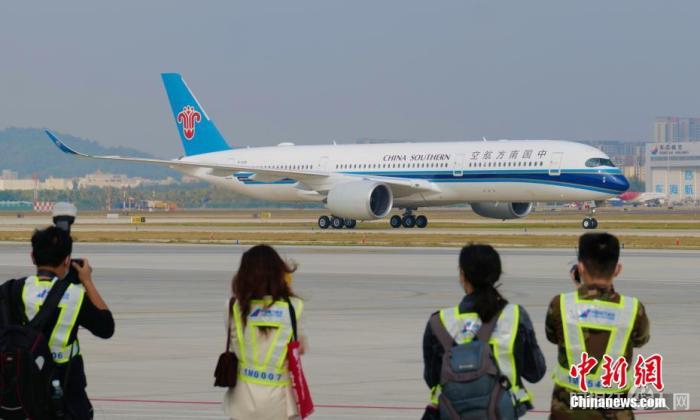 资料图:2022年1月6日,南航两架全新大型远程宽体A350-900型客机同时落户广东深圳,加盟南航深圳分公司,深圳迎来目前最大空客宽体客机。图为A350-900型客机飞抵深圳宝安国际机场。 中新社记者 陈文 摄 资料图:2022年1月6日,南航两架全新大型远程宽体A350-900型客机同时落户广东深圳,加盟南航深圳分公司,深圳迎来目前最大空客宽体客机。图为A350-900型客机飞抵深圳宝安国际机场。 中新社记者 陈文 摄