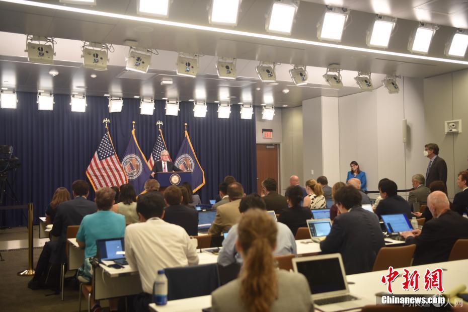 图为美联储主席鲍威尔在货币政策例会后举行记者会。 中新社记者 沙晗汀 摄