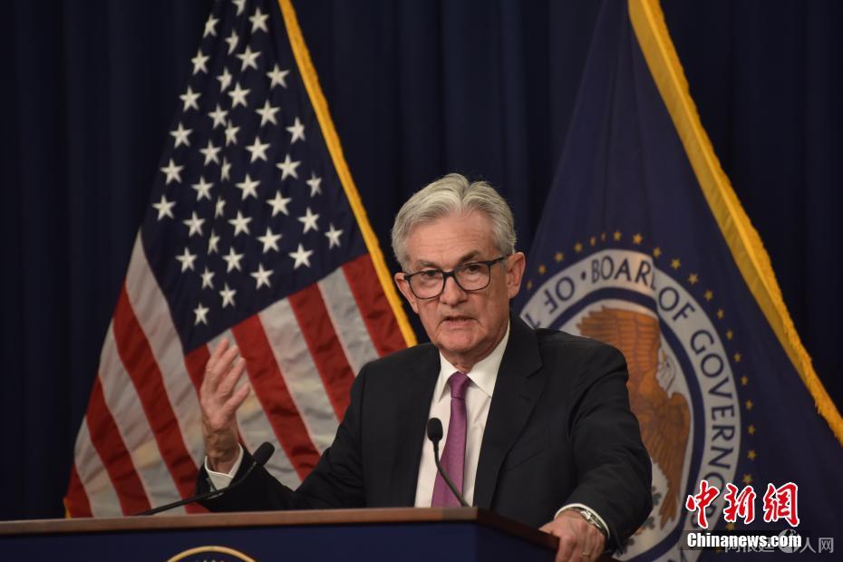 当地时间7月27日，美国联邦储备委员会宣布，将联邦基金利率目标区间上调75个基点到2.25�.5���平，这是美联储连续第二次加息75个基点。美联储主席鲍威尔在会后的记者会上表示，美国目前没有出现经济衰退，他也不认为美国必须要经历经济衰退，但经济软着陆的可能性正在缩小，而美联储的第一要务仍是稳定物价。 中新社记者 沙晗汀 摄