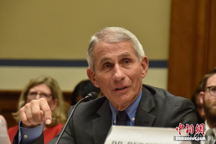 当地时间6月15日，美国国家过敏症和传染病研究所发表声明说，该所所长、白宫首席医疗顾问福奇当天新冠病毒检测结果呈阳性。资料图为2020年3月，福奇出席国会听证会。 中新社记者 沙晗汀 摄