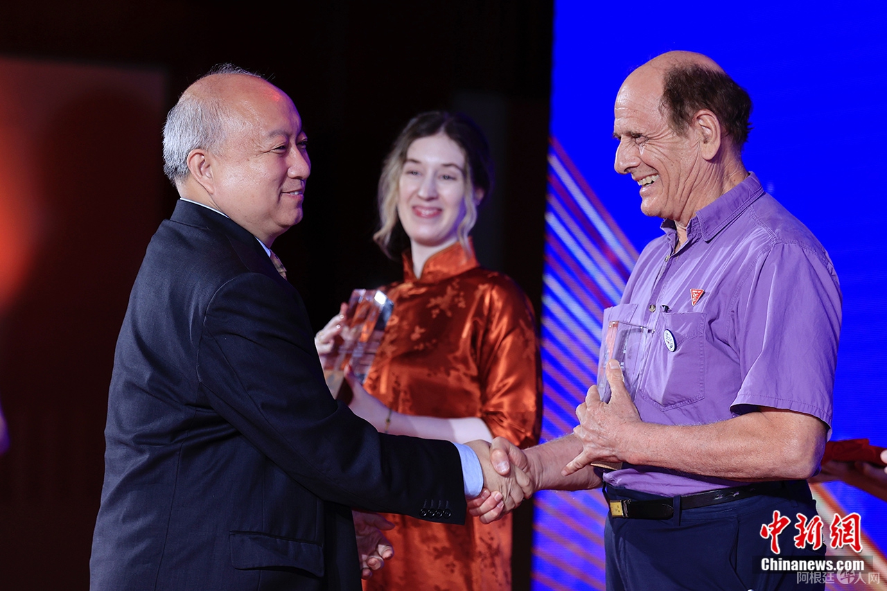 中国新闻社总编辑张明新为获奖者颁奖。中新社 韩海丹 摄