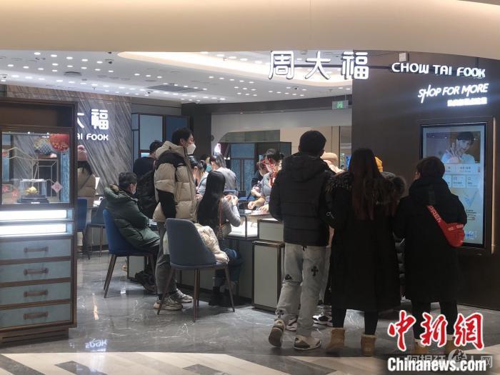 消费者在黄金饰品店购物。 中新网 左宇坤 摄 消费者在黄金饰品店购物。 中新网 左宇坤 摄