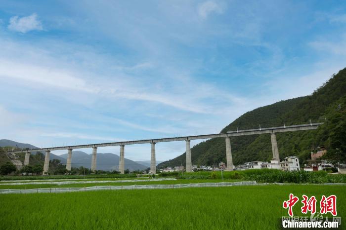 图为大瑞铁路大理至保山段。 姚巍 摄 图为大瑞铁路大理至保山段。 姚巍 摄