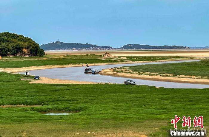 资料图:8月13日,在江西省九江市都昌县周溪镇枭阳10号附坝附近拍摄的干涸的鄱阳湖水域。 傅建斌 摄 资料图:8月13日,在江西省九江市都昌县周溪镇枭阳10号附坝附近拍摄的干涸的鄱阳湖水域。 傅建斌 摄