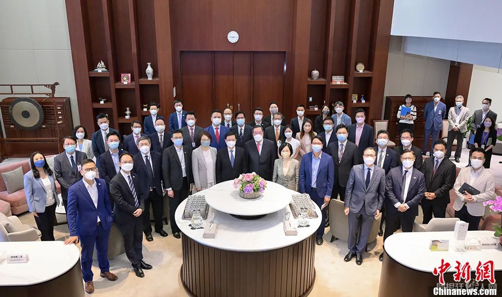 图为7月13日李家超在立法会参加首次“前厅交流会”。中新社发 香港特区政府新闻处 供图