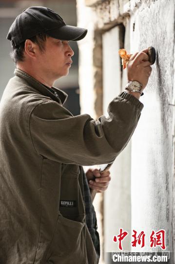 梁良正在工作。　受访者提供