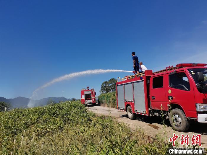 资料图:近日湖北黄石消防员为当地一香椿产业园送水 湖北黄石消防供图 资料图:近日湖北黄石消防员为当地一香椿产业园送水 湖北黄石消防供图