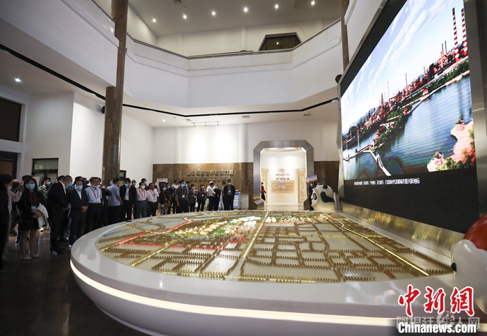 图为9月26日，侨界代表在首钢园参观。 中新社记者 赵隽 摄