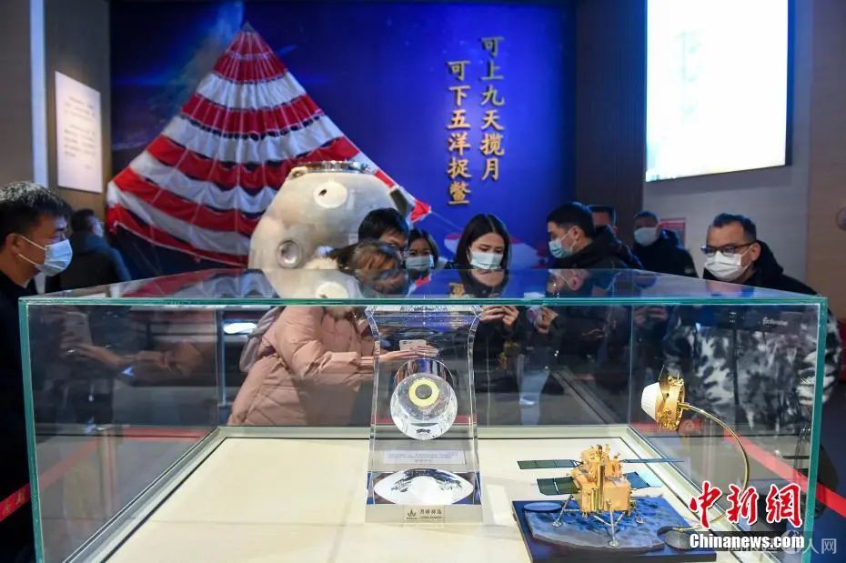 资料图:市民参观嫦娥五号备份存储月球样品。杨华峰 摄 资料图:市民参观嫦娥五号备份存储月球样品。杨华峰 摄