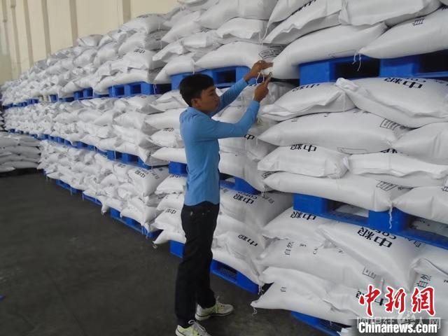 资料图:CCIC柬埔寨公司检验员在大米加工厂检验大米。 公司供图 资料图:CCIC柬埔寨公司检验员在大米加工厂检验大米。 公司供图