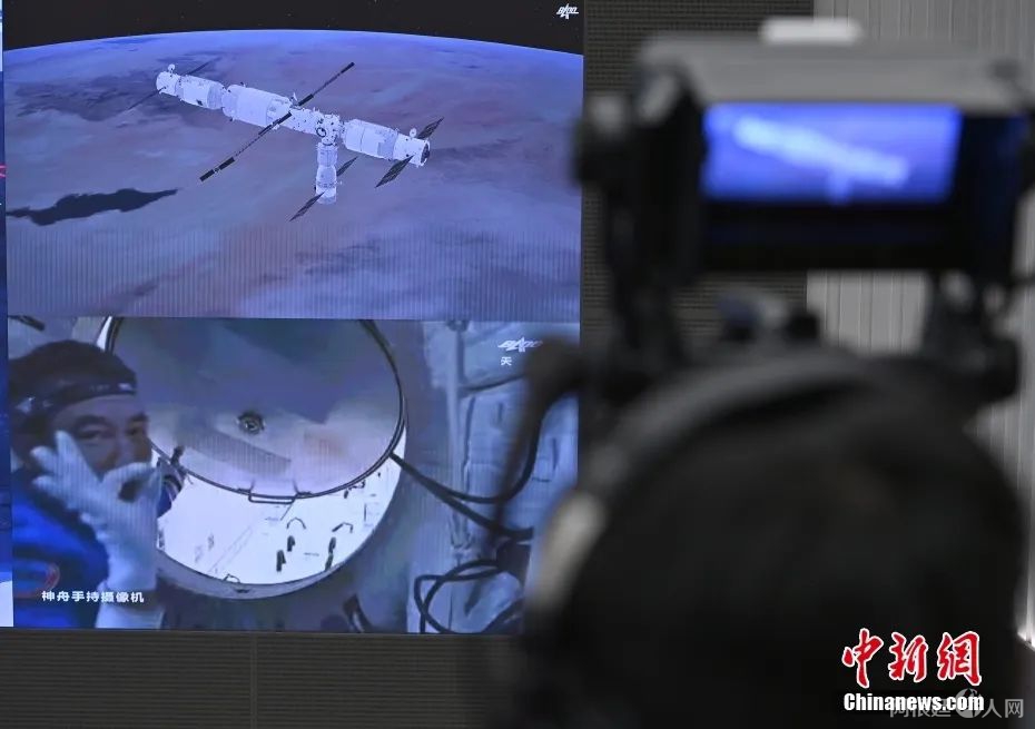 2021年10月16日9时58分,在神舟十三号载人飞船与空间站组合体成功实现自主快速交会对接并按程序完成各项工作后,航天员翟志刚、王亚平、叶光富先后进入天和核心舱。图为北京航天飞行控制中心屏幕显示翟志刚打开天和核心舱舱门。中新社记者 侯宇 摄 2021年10月16日9时58分,在神舟十三号载人飞船与空间站组合体成功实现自主快速交会对接并按程序完成各项工作后,航天员翟志刚、王亚平、叶光富先后进入天和核心舱。图为北京航天飞行控制中心屏幕显示翟志刚打开天和核心舱舱门。中新社记者 侯宇 摄