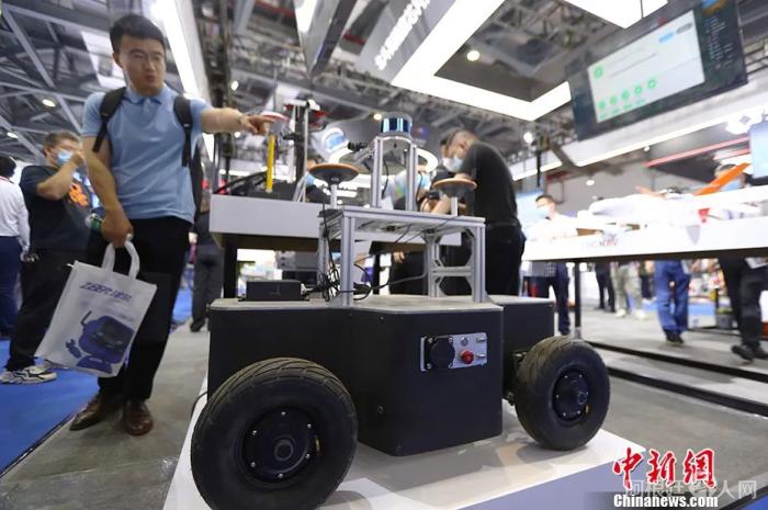 资料图：2021年5月26日，第十二届中国卫星导航成就博览会在江西南昌开展，全面集中展现北斗应用和产业发展新成果、新成就。图为搭载北斗导航系统的开源自动驾驶机器人吸引参观者。中新社记者 刘占昆 摄