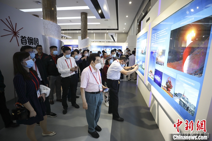 图为9月26日，侨界代表在首钢园参观。 中新社记者 赵隽 摄