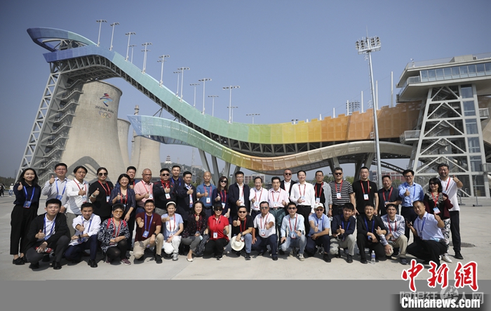 图为9月26日，侨界代表在首钢园参观。 中新社记者 赵隽 摄