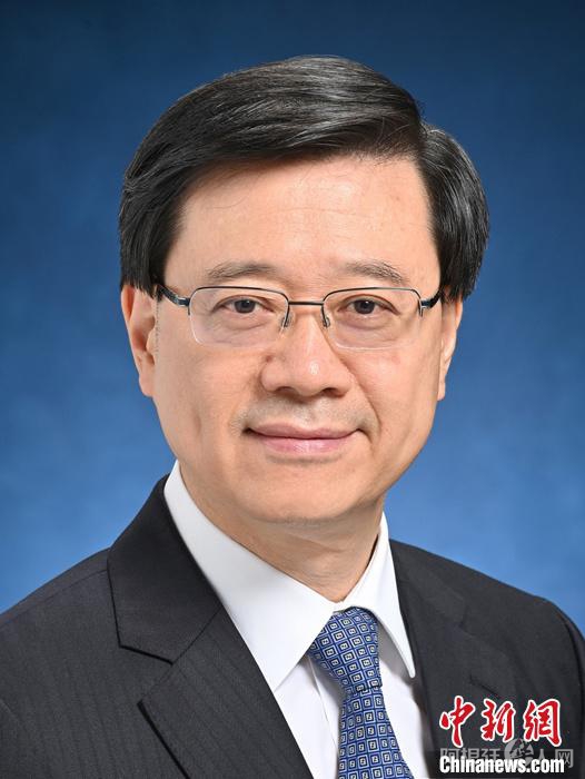 时值中国新闻社建社70周年之际,香港特区行政长官李家超先生向中国新闻社发来贺词。李家超先生在贺词中,用“华媒翘楚,隽誉崇隆”表达对中新社在华文媒体领域所取得成就的赞许,并对建社70周年表示祝贺。图为李家超近照。 中新社发 香港特区行政长官办公室 供图 时值中国新闻社建社70周年之际,香港特区行政长官李家超先生向中国新闻社发来贺词。李家超先生在贺词中,用“华媒翘楚,隽誉崇隆”表达对中新社在华文媒体领域所取得成就的赞许,并对建社70周年表示祝贺。图为李家超近照。 中新社发 香港特区行政长官办公室 供图