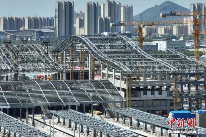 图为航拍南沿江铁路江阴站站房屋面钢结构桁架整体提升现场。(无人机照片) 中新社记者 泱波 摄