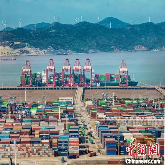 宁波舟山港作业场景。高雪峰 摄