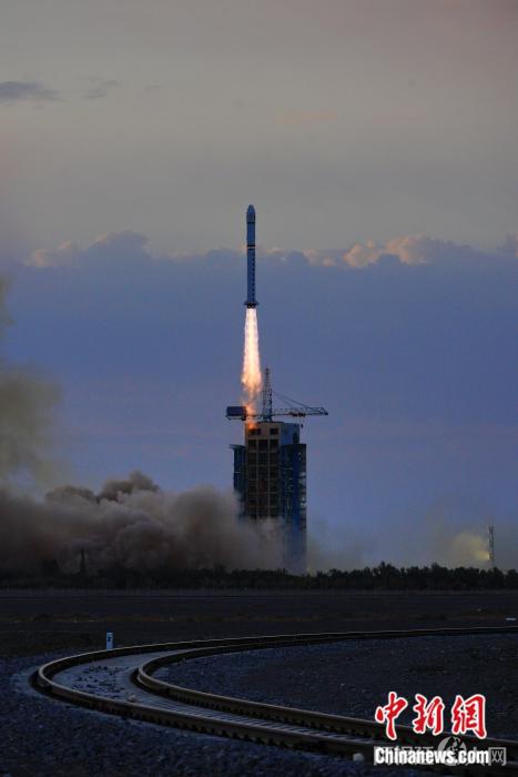 北京时间2022年9月21日7时15分,我国在酒泉卫星发射中心使用长征二号丁运载火箭,成功将云海一号03星发射升空。王衡 摄 北京时间2022年9月21日7时15分,我国在酒泉卫星发射中心使用长征二号丁运载火箭,成功将云海一号03星发射升空。王衡 摄