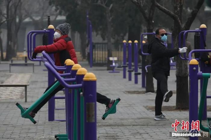 市民佩戴口罩健身。中新社记者 蒋启明 摄 市民佩戴口罩健身。中新社记者 蒋启明 摄