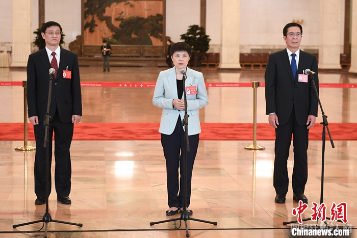 10月22日,中国共产党第二十次全国代表大会闭幕会在北京人民大会堂举行。闭幕会后,举行“党代表通道”采访活动。图为吴燕生、朱敏、张连钢代表(自左至右)接受采访。 中新社记者 田雨昊 摄 10月22日,中国共产党第二十次全国代表大会闭幕会在北京人民大会堂举行。闭幕会后,举行“党代表通道”采访活动。图为吴燕生、朱敏、张连钢代表(自左至右)接受采访。 中新社记者 田雨昊 摄