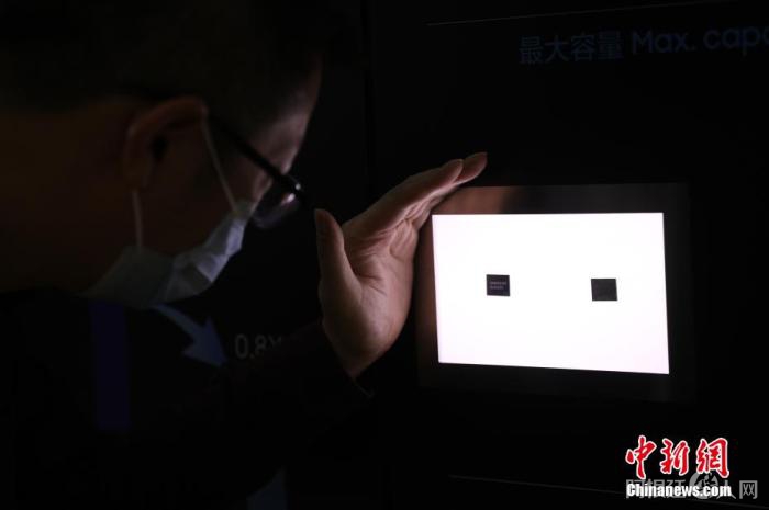 资料图:韩国三星公司在第四届进博会上展示电视芯片技术。张亨伟 摄 资料图:韩国三星公司在第四届进博会上展示电视芯片技术。张亨伟 摄