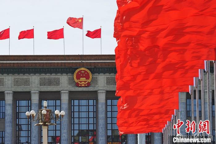 资料图:人民大会堂前。 资料图:人民大会堂前。