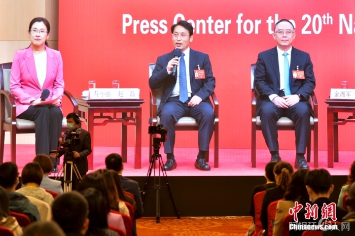 10月18日，中国共产党第二十次全国代表大会新闻中心举行集体采访，请北京、天津、河北、山西、内蒙古、辽宁、吉林代表团新闻发言人出席，介绍代表团学习讨论二十大报告情况，并回答记者提问。图为北京市委常委、秘书长赵磊(中)通过视频答记者问。 中新社记者 田雨昊 摄