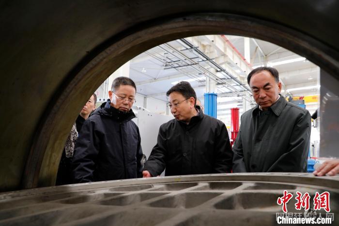 马玉山(中)在工作中。 受访者 供图 马玉山(中)在工作中。 受访者 供图